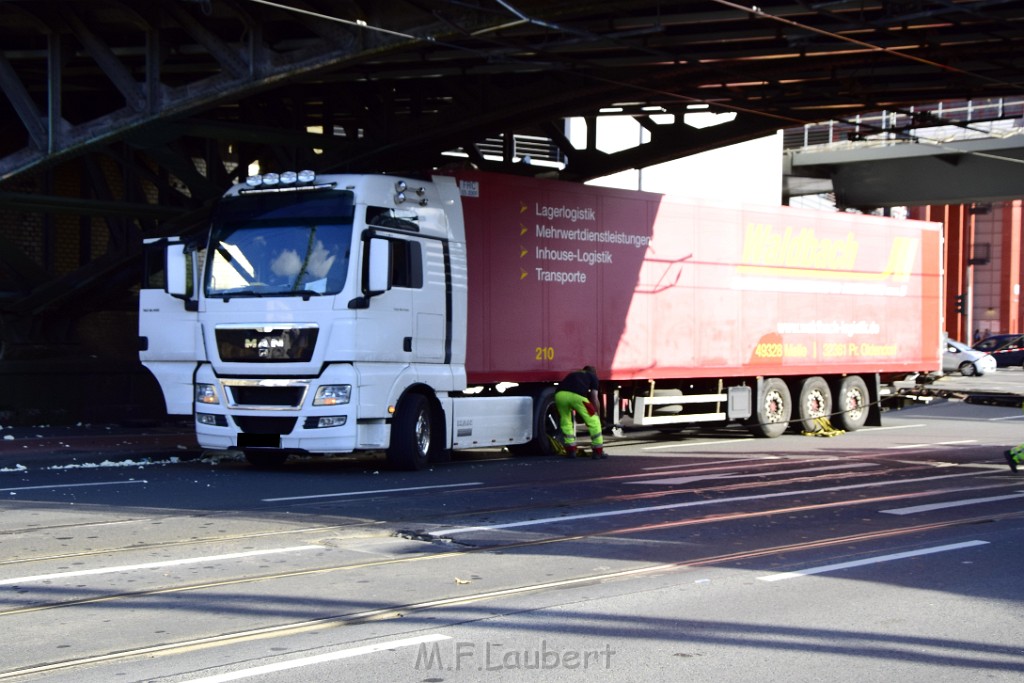 LKW blieb unter Bruecke haengen Koeln Deutz Opladenerstr Deutz Muelheimerstr P078.JPG - Miklos Laubert